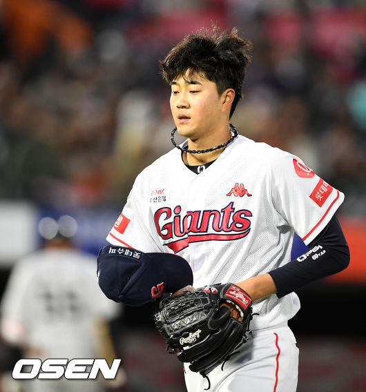 롯데 윤성빈이 덕아웃으로 향하고 있다./rumi@osen.co.kr