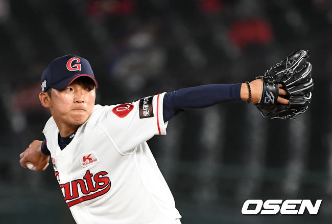 SSG는 12일 부산 사직구장에서 열린 ‘2021 신한은행 SOL KBO리그’ 정규시즌 롯데 자이언츠와의 경기에서 9-2로 승리를 거뒀다. 이로써 SSG는 4연승을 달렸다. 롯데는 감독 교체 이후 첫 승을 신고하지 못했다.8회초 롯데 정우준이 역투하고 있다. /sunday@osen.co.kr