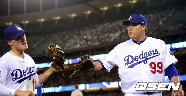 다저스 류현진이 5회초 2사 1루 오클랜드 스몰린스의 외야 뜬공을 잡아낸 키케 에르난데스와 글러브 터치를 하고 있다.  / youngrae@osen.co.kr