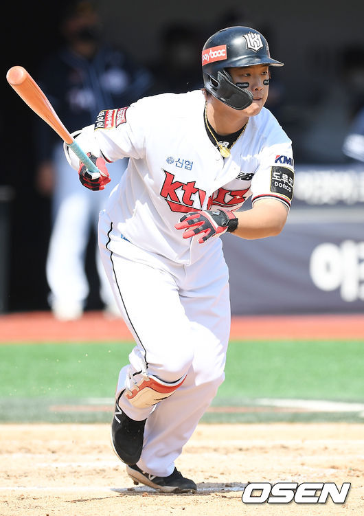 19일 오후 경기도 수원시 수원kt위즈파크에서 ‘2021 신한은행 SOL KBO 리그’ KT 위즈와 두산 베어스의 경기가 열렸다.3회말 무사 주자 2,3루 KT 강백호가 우익수 앞 2타점 적시타를 날리고 있다./rumi@osen.co.kr
