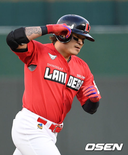 12일 오후 부산 사직야구장에서 ’2021 신한은행 SOL KBO 리그' 롯데 자이언츠와 SSG 랜더스의 경기가 열렸다. 1회초 2사에서 SSG 추신수가 우월 솔로 홈런을 치고 더그아웃을 돌고 있다. /sunday@osen.co.kr