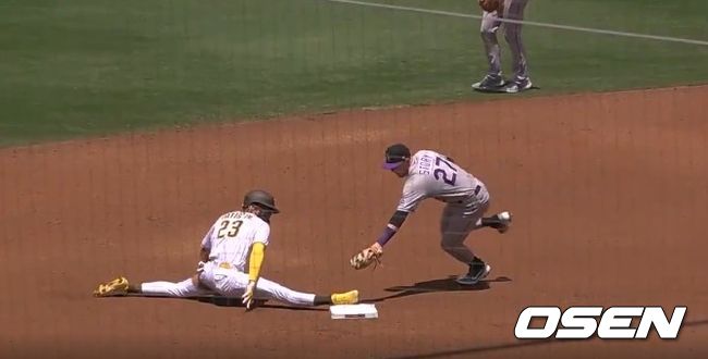 [사진] 샌디에이고의 페르난도 타티스 주니어가 20일(한국시간) 펫코파크에서 벌어진 콜로라도와의 경기 2회서 유연한 몸을 이용해 2루 도루에 성공하고 있다.<MLB 경기 중계 화면 캡처>