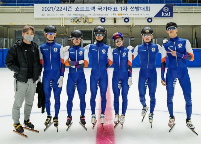 2021/22시즌 쇼트트랙 국가대표 선발대회에 참가한 신우철 코치(왼쪽끝)와 첫 국가대표로 선발된 박장혁(오른쪽끝)