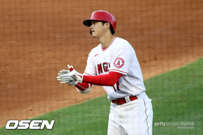 [사진]LA 에인절스의 오타니 쇼헤이가 20일(한국시간) 에인절 스타디움에서 벌어진 클리블랜드와의 경기에서 번트 안타를 만들어낸 뒤 1루에서 박수를 치며 좋아하고 있다. ⓒGettyimages(무단전재 및 재배포 금지)