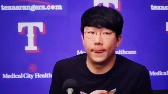 [사진] 텍사스의 양현종이 20일(한국시간) 뉴욕 양키스와의 선발 등판을 마친 뒤 화상 인터뷰를 하고 있다. <텍사스 레인저스 구단 제공 영상 캡처>
