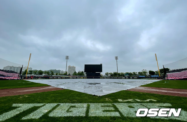 20일 광주-KIA 챔피언스필드에서 ‘2021 신한은행 SOL KBO리그’ KIA 타이거즈와 SSG 랜더스의 경기가 열린다.경기를 앞두고 이슬비가 내리는 가운데 방수포가 덮인 광주 챔스필드의 모습. / dreamer@osen.co.kr