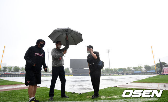 김용희 경기감독관이 양 팀 관계자들과 대화를 나누는 모습. / dreamer@osen.co.kr