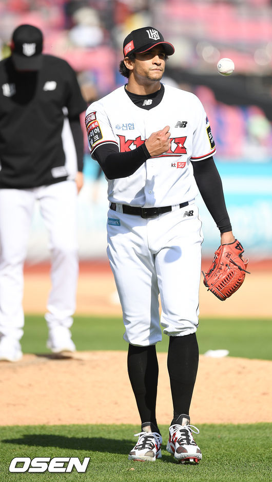 19일 오후 경기도 수원시 수원kt위즈파크에서 ‘2021 신한은행 SOL KBO 리그’ KT 위즈와 두산 베어스의 경기가 열렸다.6회초 무사 주자 1,2루 두산 강승호 타석에서 KT 선발 쿠에바스가 교체되고 있다./rumi@osen.co.kr