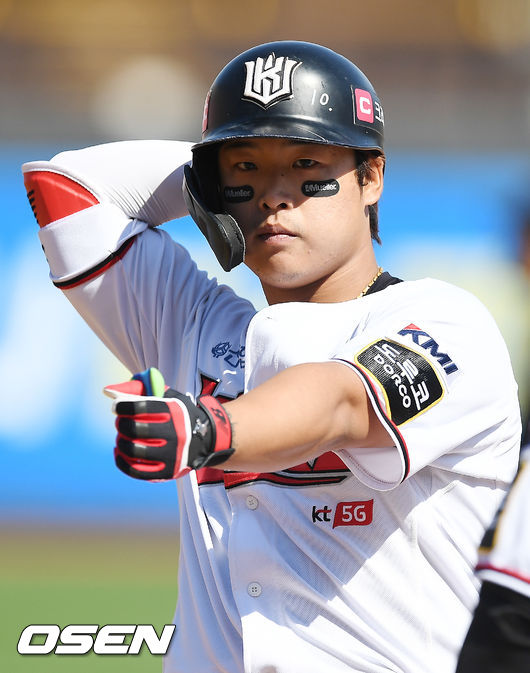 4회말 2사 주자 1,2루 KT 강백호가 좌익수 왼쪽 역전 2타점 적시타를 날린 후 1루에서 세레모니를 하고 있다./rumi@osen.co.kr