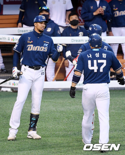 20일 오후 서울 잠실야구장에서 ‘2021 신한은행 SOL KBO리그’ LG 트윈스와 NC 다이노스의 경기가 열렸다.1회초 2사 1루 NC 양의지가 선취 좌월 투런 홈런을 날린 뒤 알테어의 환영을 받고 있다. 알테어는 다음 타석에서 백투백 솔로 홈런을 때려냈다. /cej@osen.co.kr
