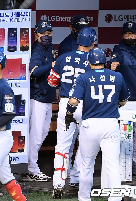 20일 오후 서울 잠실야구장에서 ‘2021 신한은행 SOL KBO리그’ LG 트윈스와 NC 다이노스의 경기가 열렸다.1회초 2사 1루 NC 양의지가 선취 좌월 투런 홈런을 날린 뒤 이동욱 감독의 환영을 받고 있다. /cej@osen.co.kr