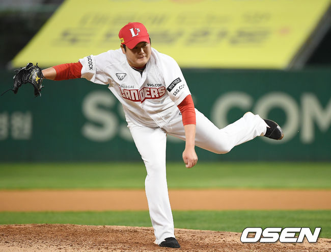 28일 오후 인천SSG 랜더스필드에서 ‘2021 신한은행 SOL KBO리그’ SSG 랜더스와 KT 위즈의 경기가 열렸다.8회초 SSG 김태훈이 역투하고 있다./youngrae@osen.co.kr