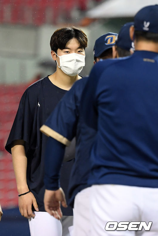 경기 종료 후 NC 선발 김영규가 이동욱 감독과 승리의 기쁨을 나누고 있다. /cej@osen.co.kr