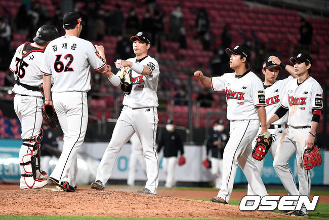 승리한 KT 선수들이 마운드에서 하이파이브를 나누고 있다. / dreamer@osen.co.kr