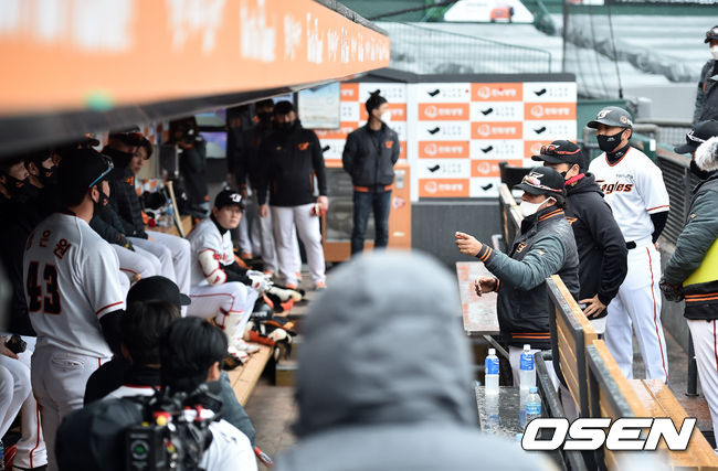 경기 종료 후 수베로 감독이 선수들과 미팅을 갖고 있다. /cej@osen.co.kr