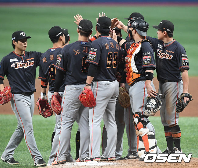 경기를 마치고 한화 선수들이 마운드 근처에 모여서 하이파이브를 하고 있다. /rumi@osen.co.kr