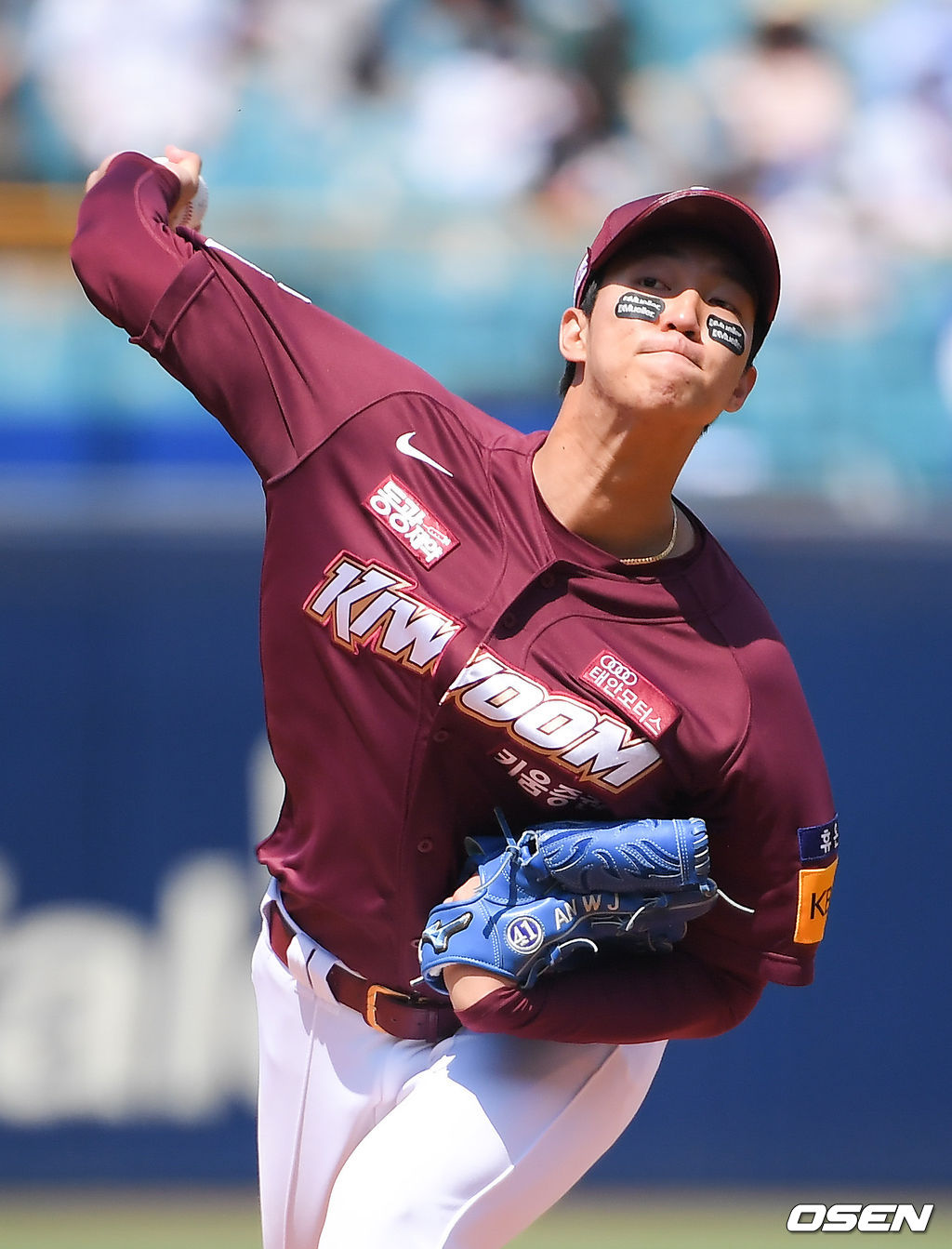 19일 대구삼성라이온즈파크에서 ‘2021 신한은행 SOL KBO리그’ 삼성 라이온즈와 키움 히어로즈가 진행됐다.1회말 키움 선발투수 안우진이 역투하고 있다.  / soul1014@osen.co.kr