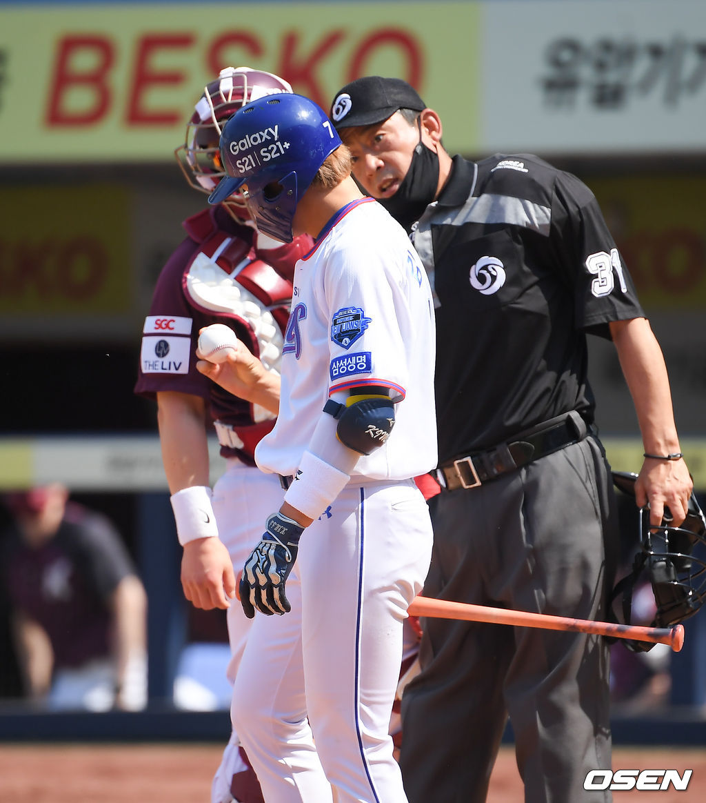 19일 대구삼성라이온즈파크에서 ‘2021 신한은행 SOL KBO리그’ 삼성 라이온즈와 키움 히어로즈가 진행됐다.2회말 2사 1,2루 삼성 김상수가 파울팁 삼진아웃 당한뒤 공 상태를 확인하고 있다. / soul1014@osen.co.kr