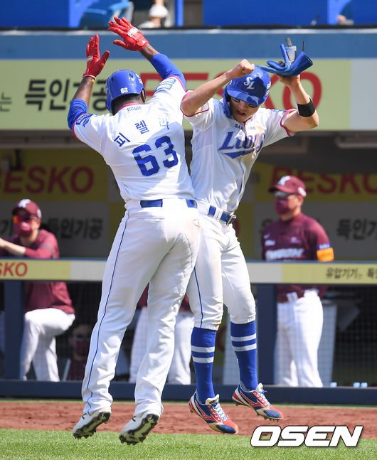 3회말 1사 1루 삼성 피렐라가 2점 홈런을 날리고 1루 주자 박해민과 세리머니를 하고 있다. / soul1014@osen.co.kr