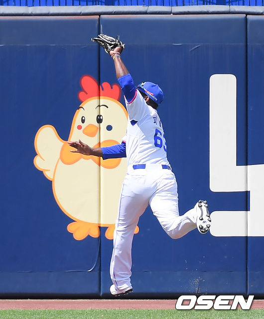 1회초 1사 1,2루 키움 이지영의 타구를 피렐라 좌익수가 잡아내고 있다. / soul1014@osen.co.kr