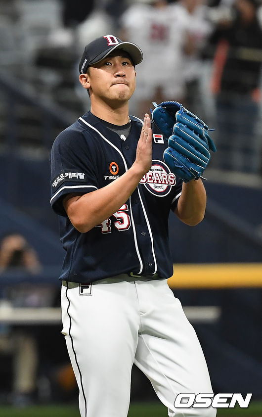 두산은 25일 서울 고척스카이돔에서 열린 2019신한은행 MYCAR 한국시리즈 3차전에서 세스 후랭코프의 호투와 박건우의 투런홈런 등 4회 빅이닝을 만들어내며 5-0으로 승리했다. 세이브를 기록한 두산 이용찬이 기뻐하고 있다./youngrae@osen.co.kr