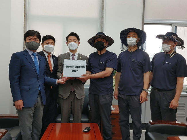 쌍용차 노조가 국회 더불어민주당 당대표비서실에서 탄원서를 전달하고 있다. 