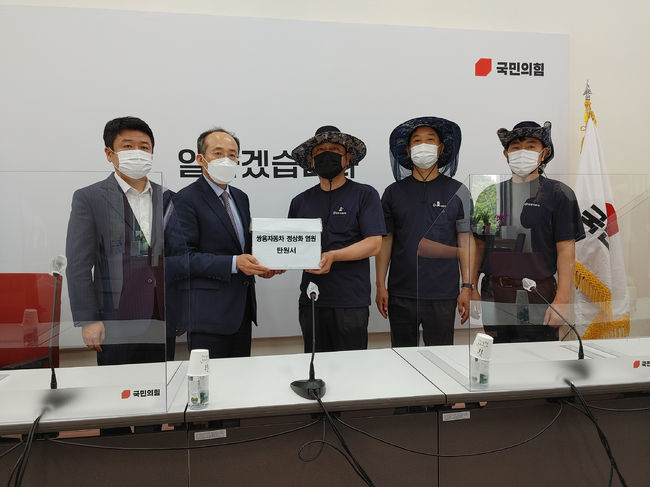 쌍용차 노조가 국회 국민의힘 당대표비서실에서 탄원서를 전달하고 있다. 