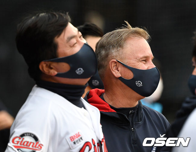11일 오후 부산 사직야구장에서 ’2021 신한은행 SOL KBO 리그' 롯데 자이언츠와 SSG 랜더스의 경기가 열렸다.경기에 앞서 롯데 감독에 선임된 래리 서튼 감독이 문규현 코치와 이야기를 나누고 있다. /sunday@osen.co.kr