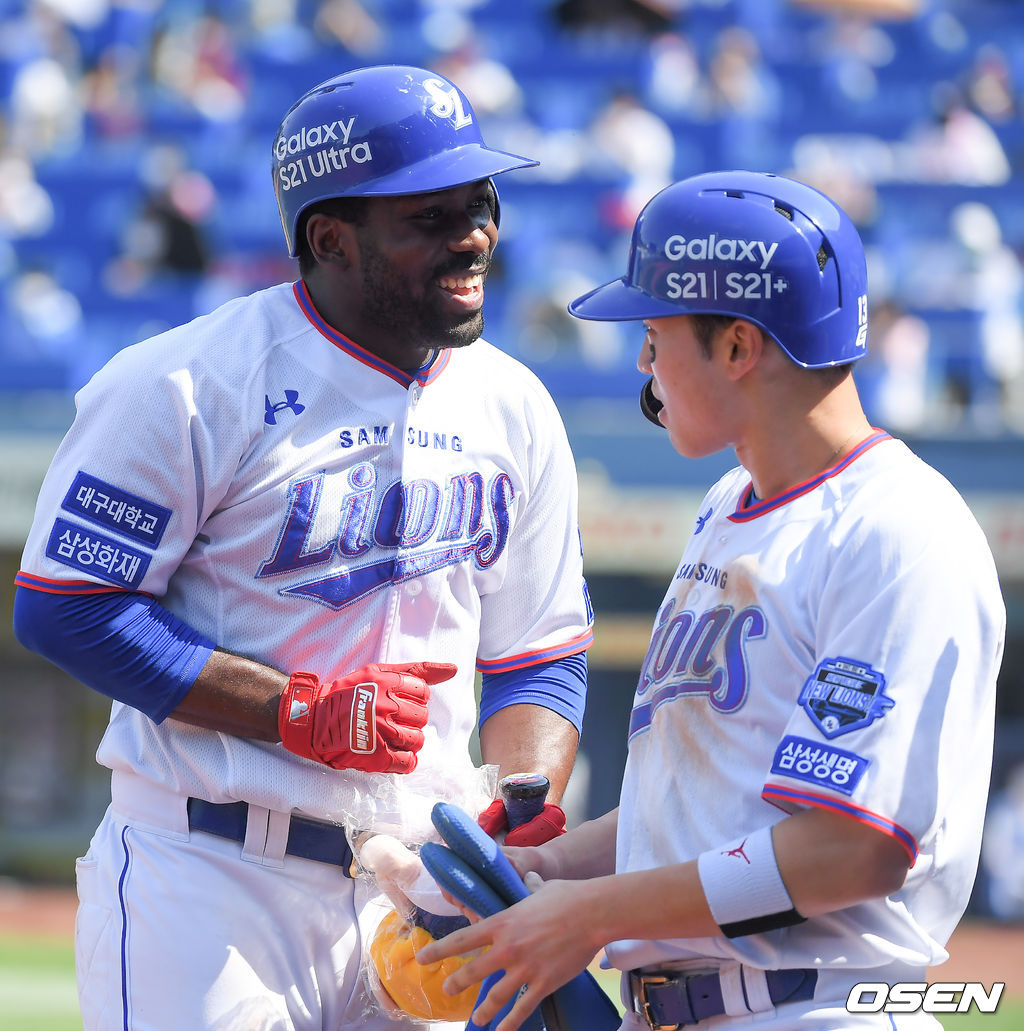 3회말 1사 1루 삼성 피렐라가 2점 홈런을 날리고 미소 짓고 있다. / soul1014@osen.co.kr