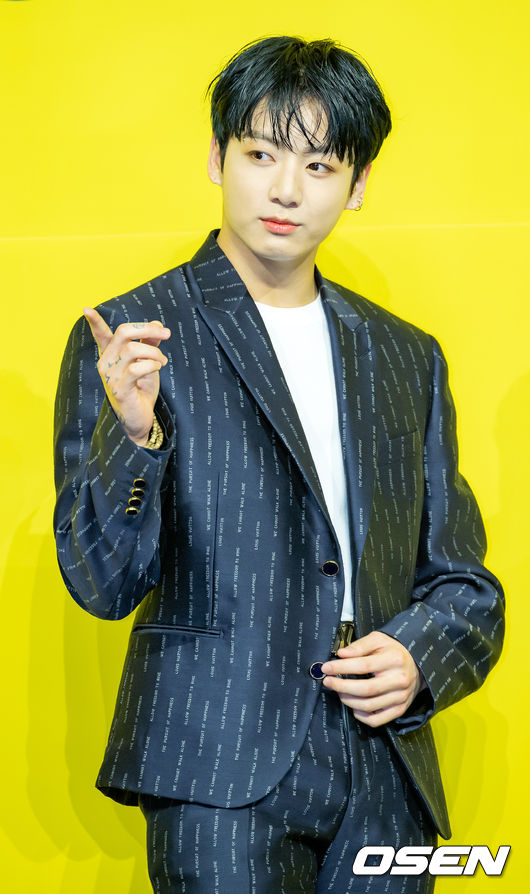 방탄소년단(BTS) 정국이 무대 위에서 포토타임을 갖고 있다./ rumi@osen.co.kr