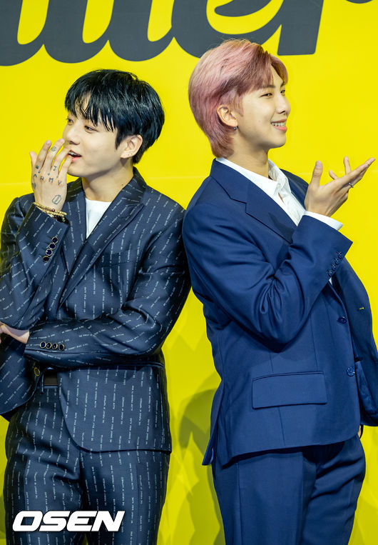 방탄소년단(BTS) 정국과 RM이 무대 위에서 포토타임을 갖고 있다./ rumi@osen.co.kr