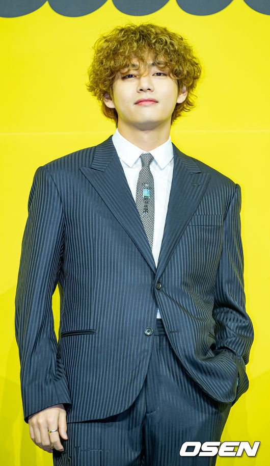 방탄소년단(BTS) 뷔가 무대 위에서 포토타임을 갖고 있다./ rumi@osen.co.kr