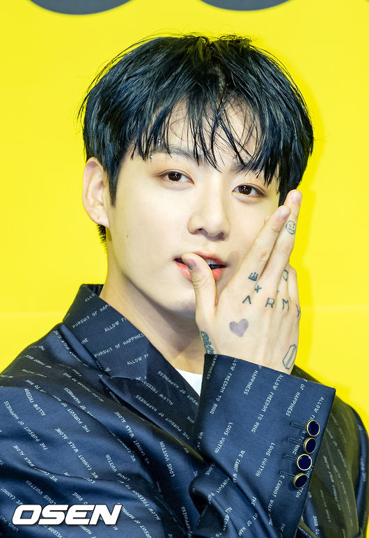 방탄소년단(BTS) 정국이 무대 위에서 포토타임을 갖고 있다./ rumi@osen.co.kr