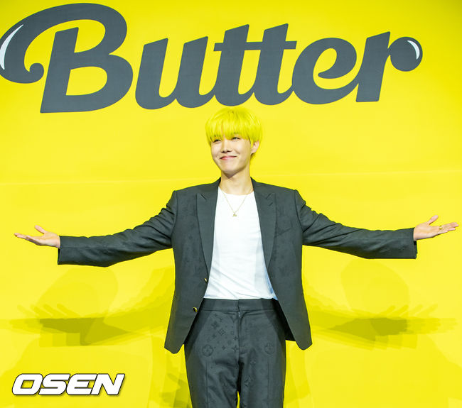 방탄소년단(BTS) 제이홉이 무대 위에서 포토타임을 갖고 있다./ rumi@osen.co.kr