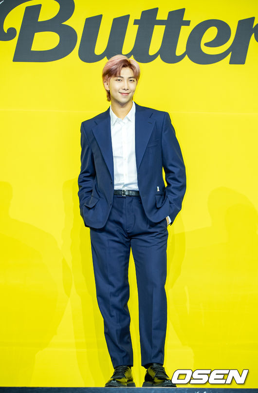 방탄소년단(BTS) RM이 무대 위에서 포토타임을 갖고 있다./ rumi@osen.co.kr