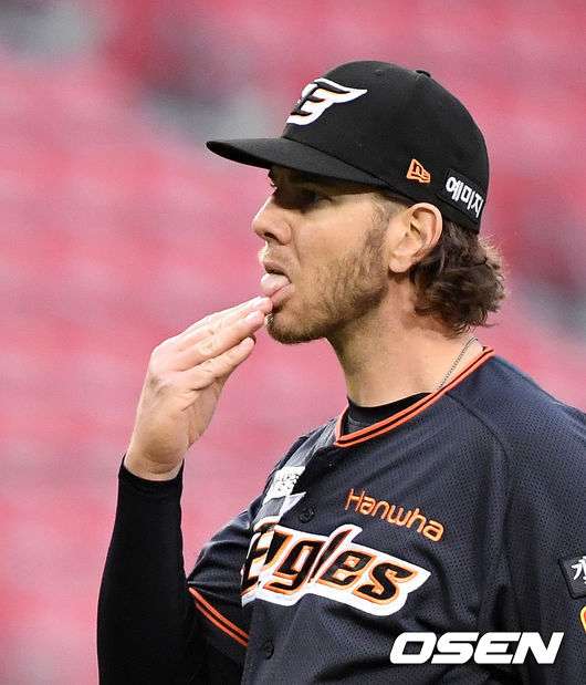 5회말 2사 1,2루에서 한화 킹험이 LG 김현수에 볼넷을 허용하며 아쉬워하고 있다.  /jpnews@osen.co.kr