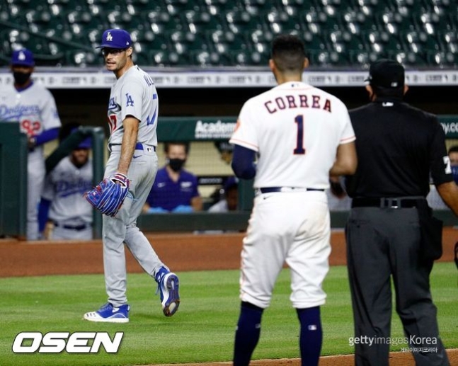 [사진] 200729 켈리(왼쪽)가 코레아를 조롱하고 있다. ⓒGettyimages(무단전재 및 재배포 금지)