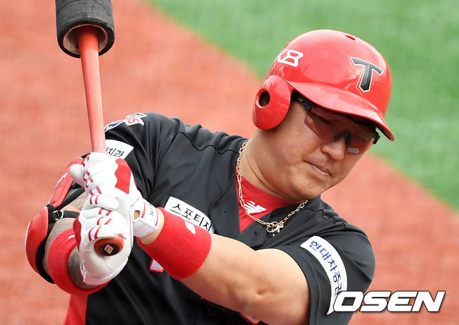 1회초 KIA 최형우가 대기 타석에서 준비를 하고 있다. /jpnews@osen.co.kr