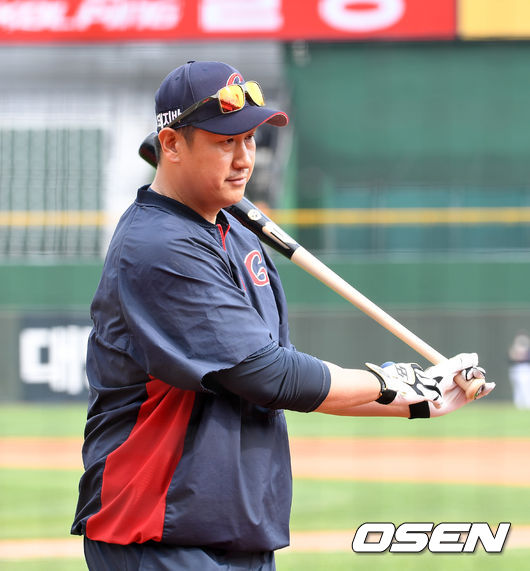 경기에 앞서 롯데 이대호가 타격 훈련을 하고 있다. /sunday@osen.co.kr