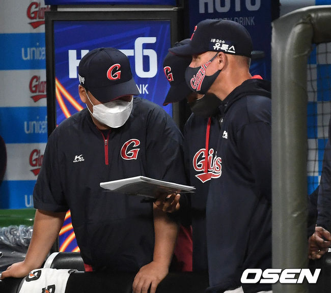 SSG는 12일 부산 사직구장에서 열린 ‘2021 신한은행 SOL KBO리그’ 정규시즌 롯데 자이언츠와의 경기에서 9-2로 승리를 거뒀다. 이로써 SSG는 4연승을 달렸다. 롯데는 감독 교체 이후 첫 승을 신고하지 못했다.8회말 롯데 서튼 감독이 경기를 바라보고 있다. /sunday@osen.co.kr