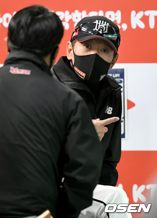 20일 오후 경기도 수원시 수원kt위즈파크에서 ‘2021 신한은행 SOL KBO 리그’ KT 위즈와 두산 베어스의 경기가 열렸다. 3회말 갑작스럽게 쏟아진 비로 결국 우천 취소 됐다.경기가 중단 된 가운데 KT 이강철 감독이 코치진과 이야기를 나누고 있다./ksl0919@osen.co.kr