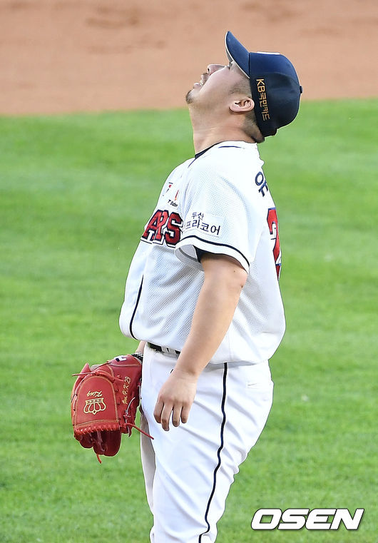 1회초 1사 주자 1,2루 롯데 김민수 타석에서 두산 선발 유희관이 볼넷을 내준 후 아쉬워하고 있다./ rumi@osen.co.kr