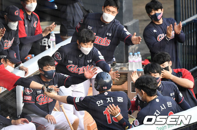 1회초 1사 주자 3루 롯데 한동희가 좌익수 앞 1타점 적시타때 홈을 밟은 안치홍이 덕아웃에서 동료들과 하이파이브를 하고 있다./ rumi@osen.co.kr