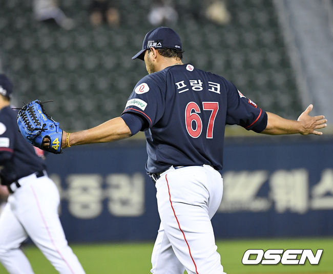 6회말을 마친 롯데 선발 프랑코가 덕아웃으로 들어가며 사인을 보내고 있다./ rumi@osen.co.kr