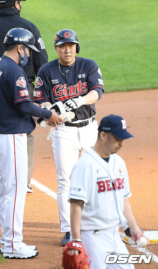 1회초 1사 주자 1,3루 롯데 안치홍이 우중간 선취 2타점 적시 3루타를 날린 후 3루에서 기뻐하고 있다./ rumi@osen.co.kr