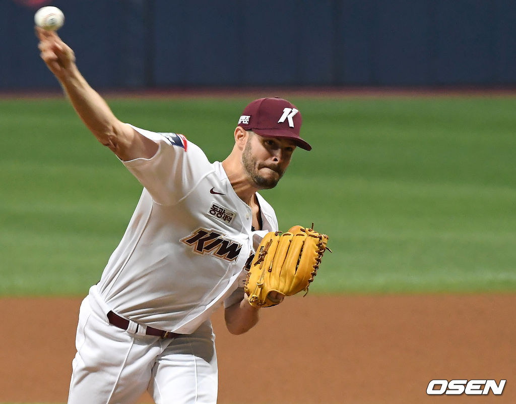 21일 오후 서울 고척스카이돔에서 ‘2021 신한은행 SOL KBO 리그’ 키움 히어로즈와 NC 다이노스의 경기가 열렸다.1회초 키움 브리검이 역투하고 있다. /youngrae@osen.co.kr