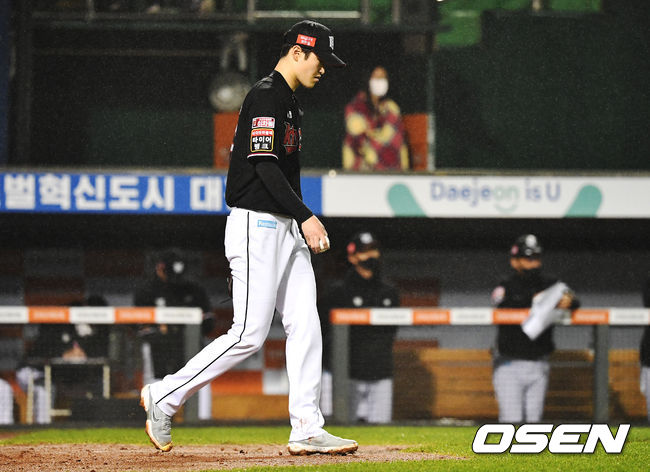 4회말 무사 1, 2루 상황 한화 힐리에게 1타점 적시타를 허용한 KT 선발 배제성이 아쉬워하고 있다 . / dreamer@osen.co.kr