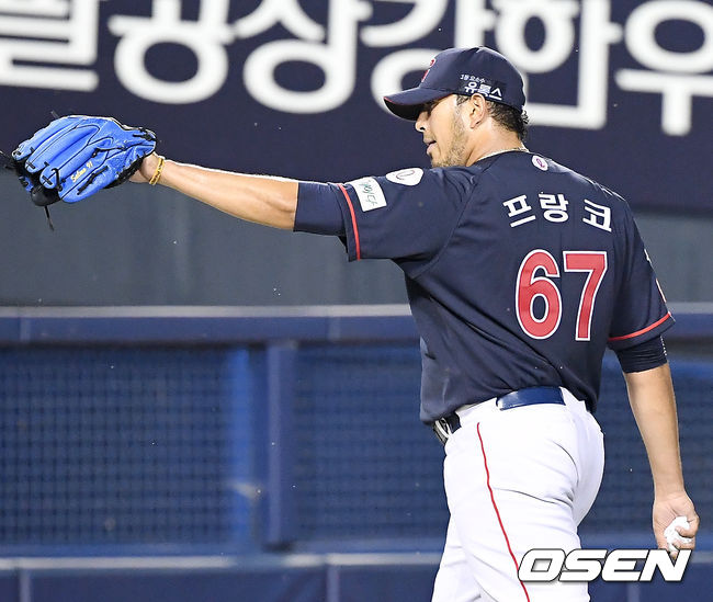 6회말을 마친 롯데 선발 프랑코가 덕아웃으로 들어가며 사인을 보내고 있다./ rumi@osen.co.kr