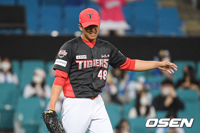 21일 대구삼성라이온즈파크에서 ‘2021 신한은행 SOL KBO리그’ 삼성 라이온즈와 KIA 타이거즈의 경기가 진행됐다.4회말 2사 3루 삼성 김헌곤에게 역전 1타점 적시 2루타를 허용한 KIA 선발투수 이의리가 아쉬워하고 있다. / soul1014@osen.co.kr