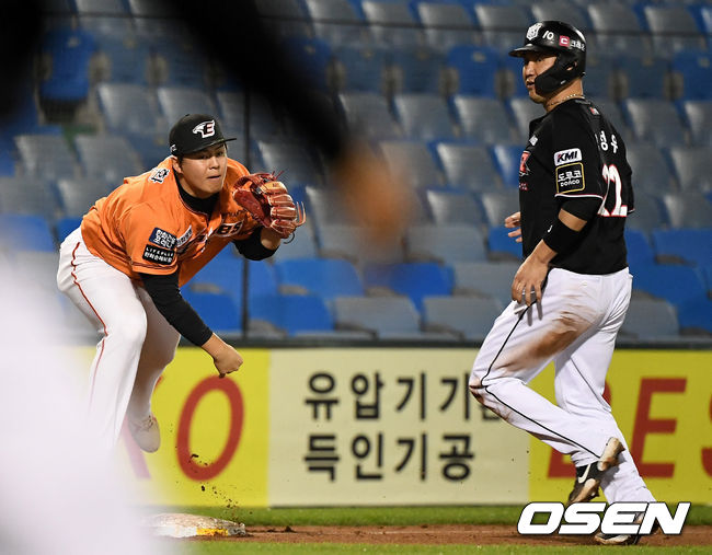 6회초 1사 만루 상황 KT 박경수의 병살타 때 한화 3루수 노시환이 타구를 잡아 3루 포스아웃 후 1루로 송구하고 있다. / dreamer@osen.co.kr